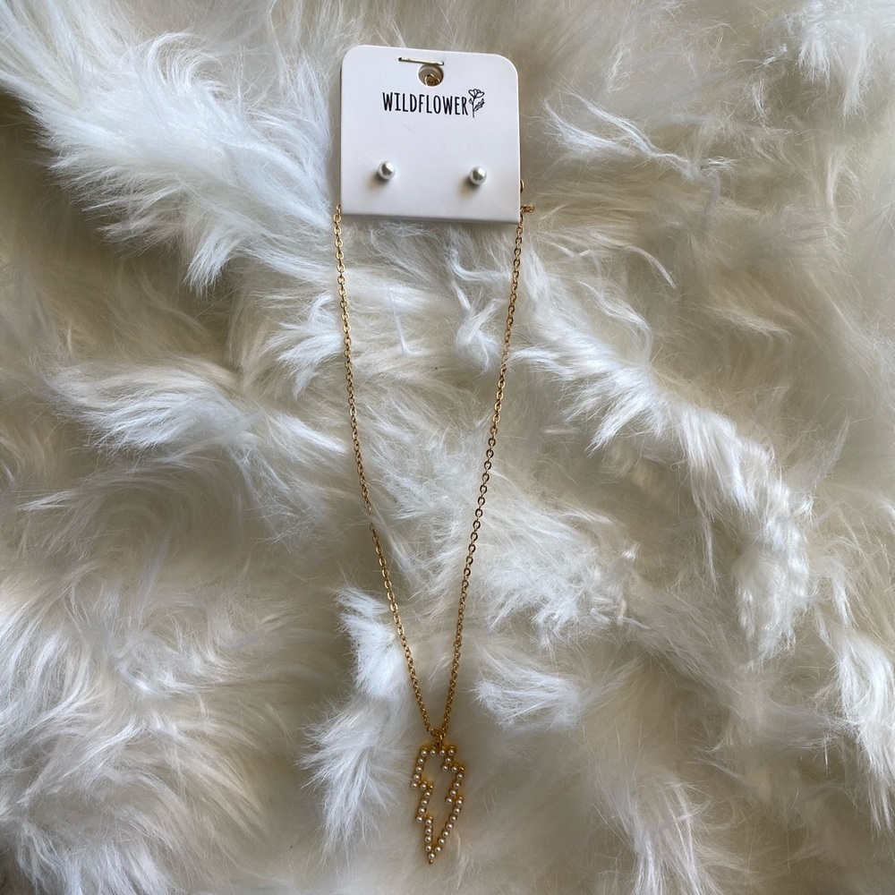 Pearl Lightening bolt necklace